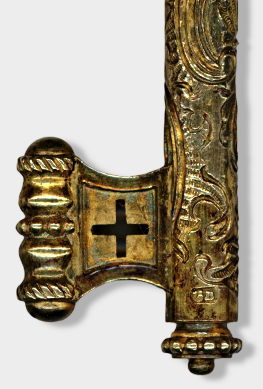 Schlüsselbart und Abschlusssegment am Ende des Schlüsselhalms. Über dem Abschlusssegment die Herstellerpunze GB für G. Buttermann.