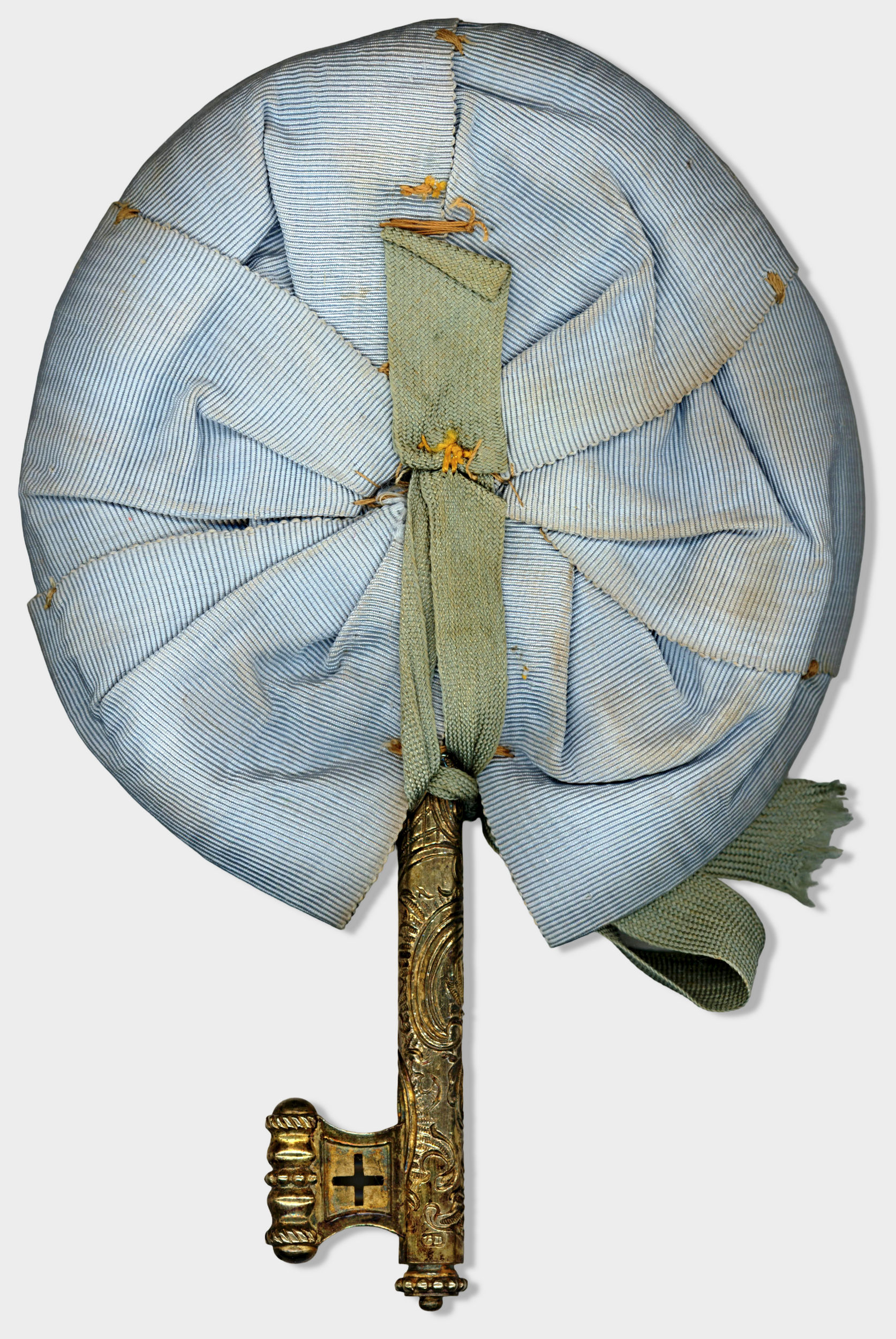 Rückseite des mecklenburg-strelitzischen Kammerherrenschlüssels. Mit genähter Schleife aus hellblauem Seidenband versehen.
