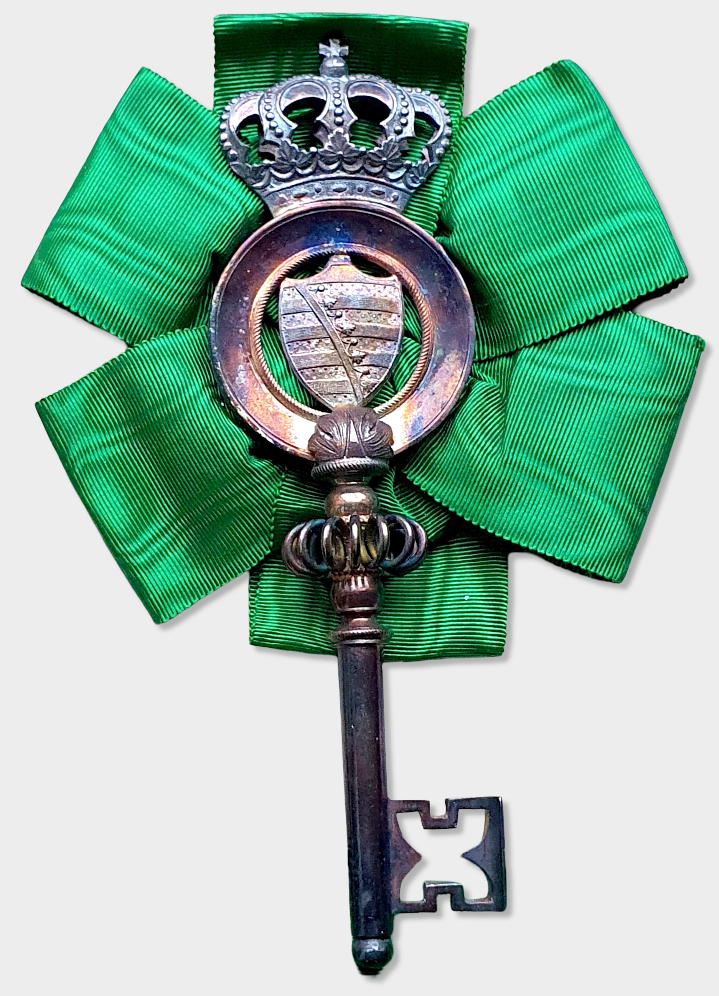 Kammerherrenschlüssel aus der Regierungszeit Herzog Ernsts I. von Sachsen-Altenburg (1853–1908). Silber vergoldet, Portepee aus Seidenrips, Länge 135 mm